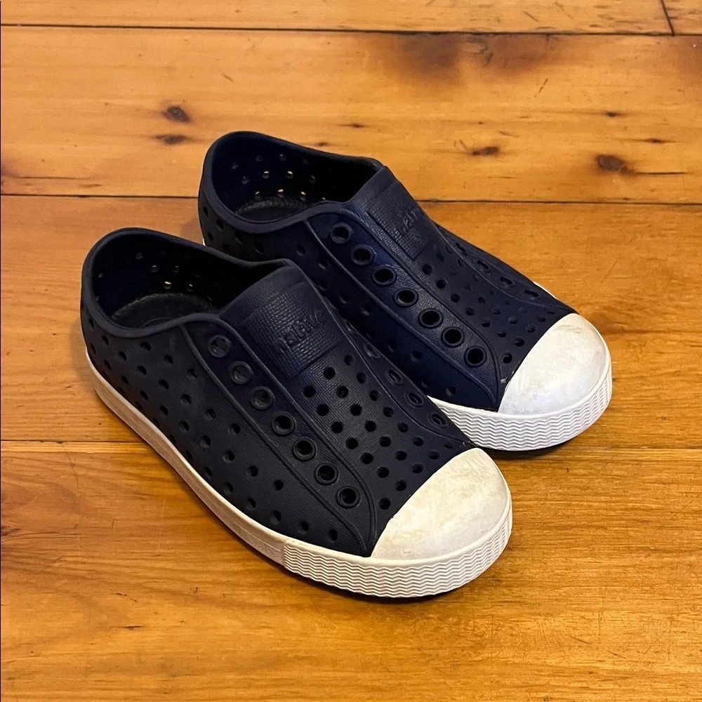 NATIVE Jefferson Sugarlite Slip On Shoes Navy White Unisex Size 9 - Picture 1 of 7